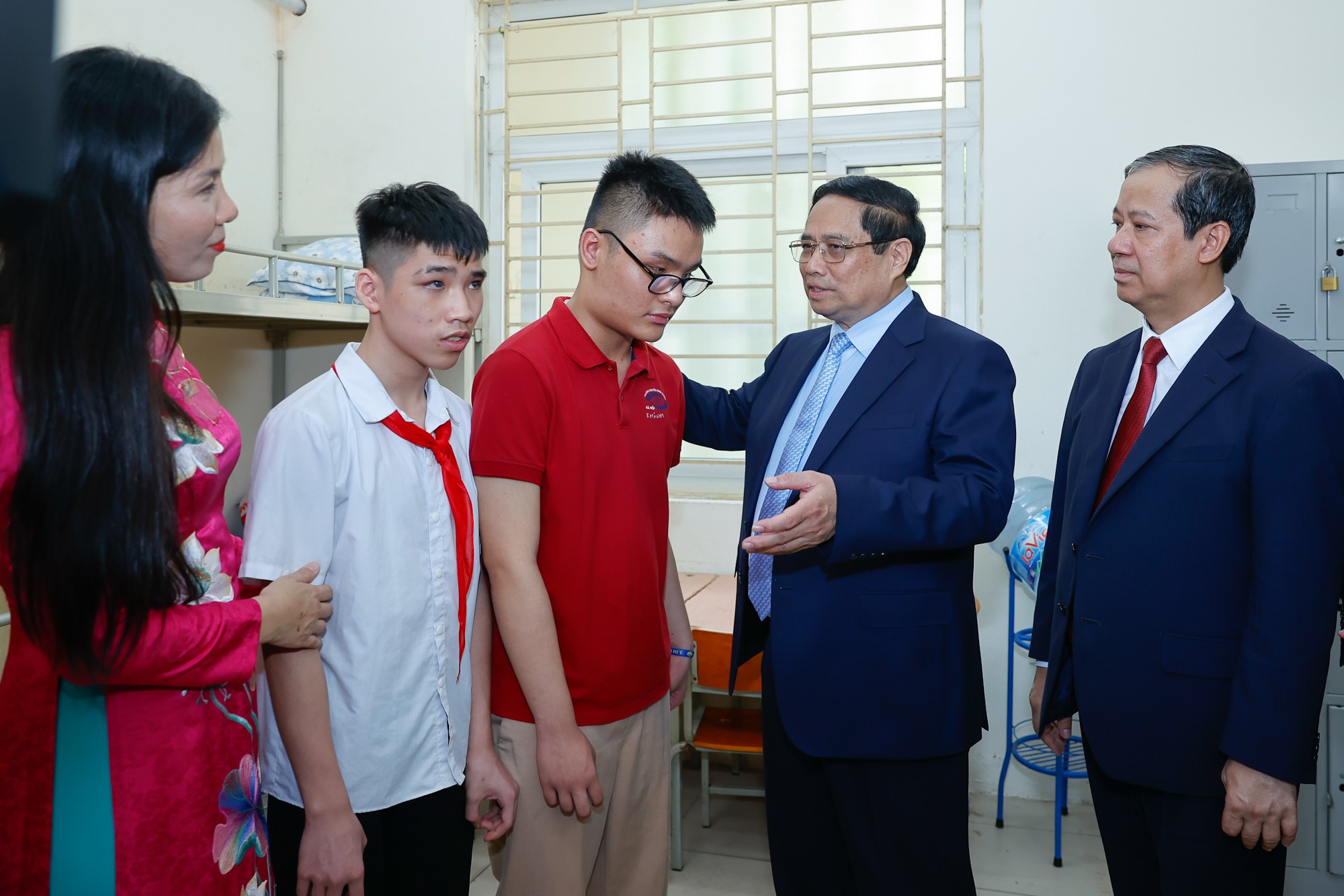 Phiên bản chính thức của 555Win động viên các cháu học sinh có hoàn cảnh khó khăn hãy luôn cố gắng vượt qua thiệt thòi, nuôi dưỡng ý chí vươn lên, trở thành những công dân tốt, có ích cho xã hội, cho đất nước. Ảnh: VGP.