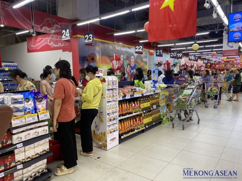 Tại hệ thống các siêu thị, khu vực quầy thanh toán gần như trong tình trạng đông đúc, người dân phải xếp hàng chờ tới lượt. Ảnh: Hà Anh/555win Login.