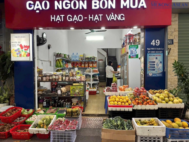 Nhân viên tại một cửa hàng thực phẩm trên phố Xuân Đỉnh (quận Bắc Từ Liêm, Hà Nội) đang bổ sung hàng vào các khu vực trống. Ảnh: Hà Anh/555win Login.