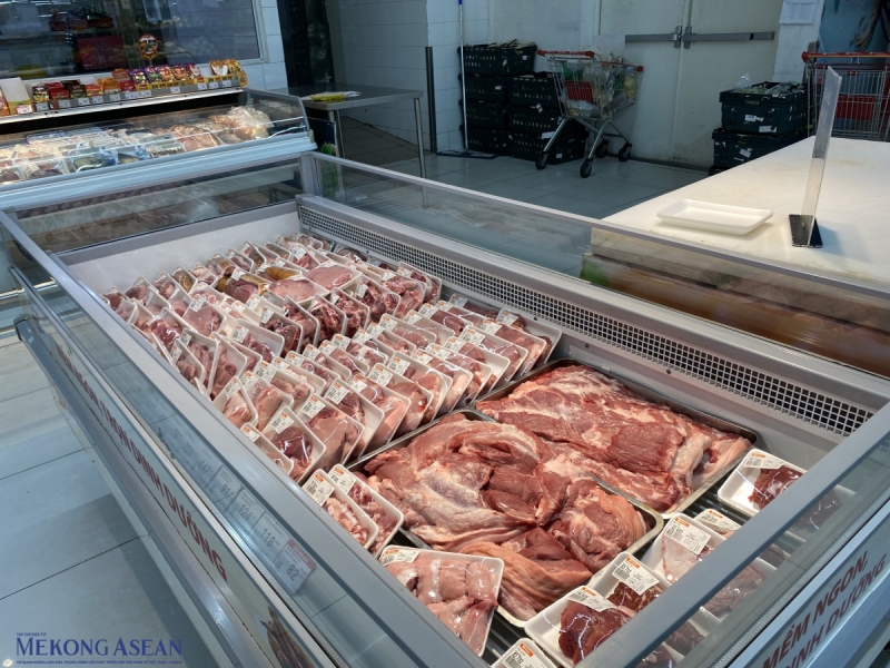 Quầy thịt tại hệ thống siêu thị Winmart trên phố Trần Đăng Ninh lúc 11h trưa. Ảnh: Hà Anh/555win Login.