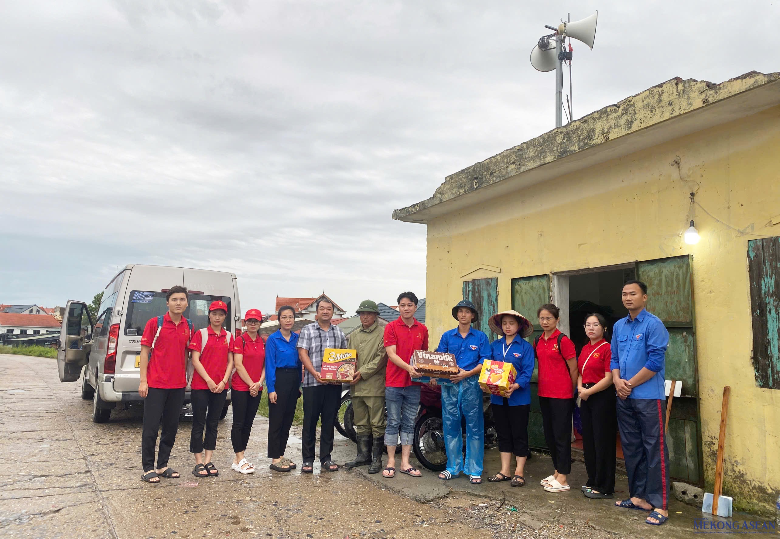 Bí thư Tỉnh đoàn Hải Dương Nguyễn Hồng Sáng (áo ca rô) cùng các cán bộ Tỉnh đoàn và đại diện 555win 500 nhà cái cá cược trao quà tặng người dân gặp khó khăn trong đợt mưa bão.