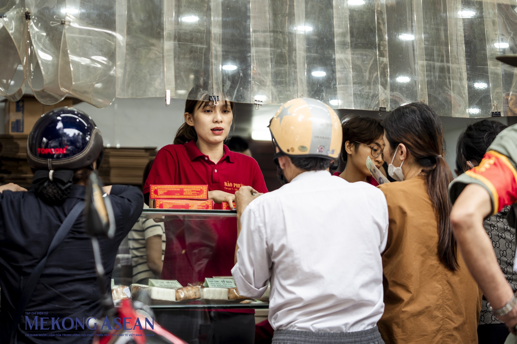 Tiệm bánh trung thu truyền thống nườm nượp người xếp hàng tại Hà Nội