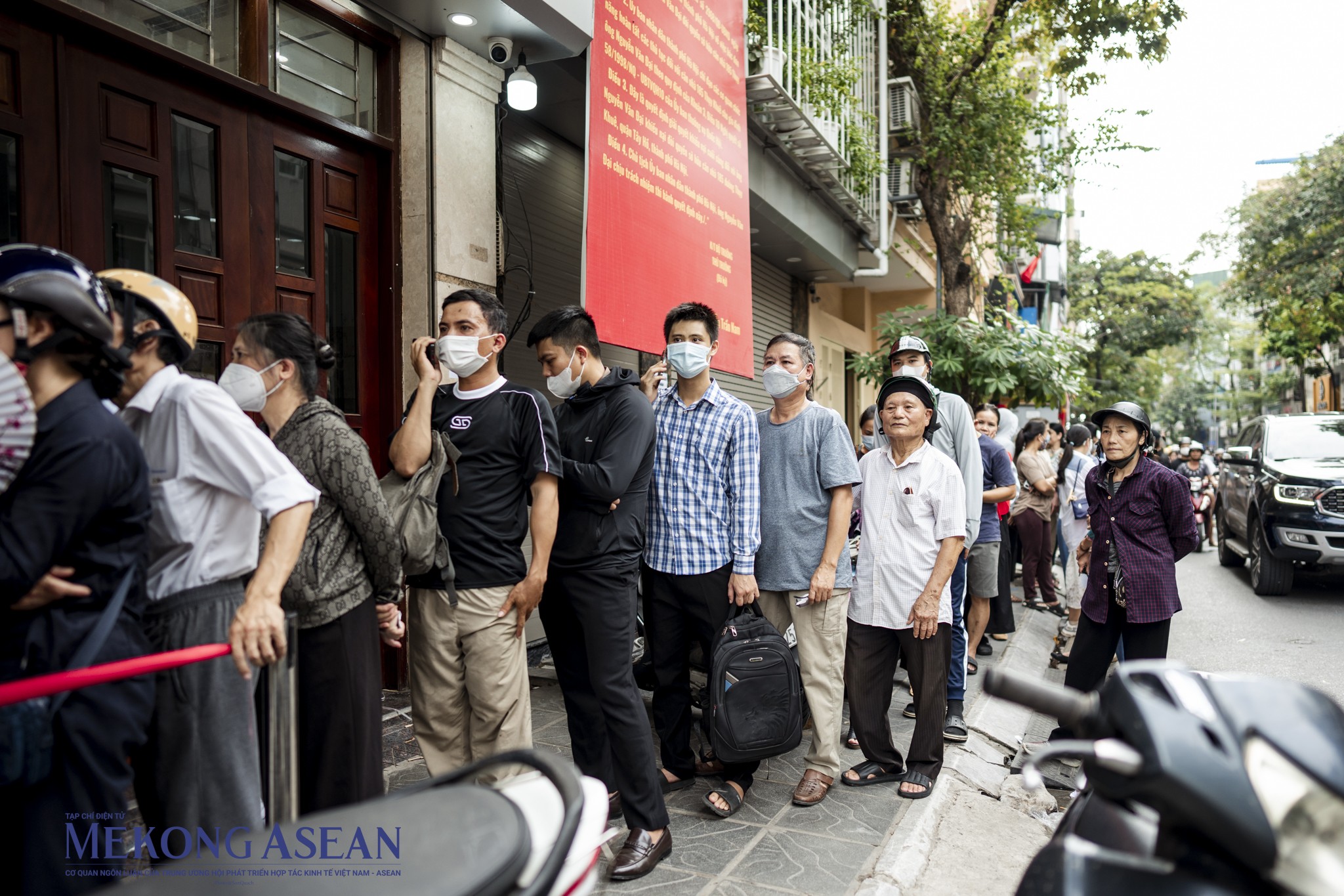 Tiệm bánh trung thu truyền thống nườm nượp người xếp hàng tại Hà Nội