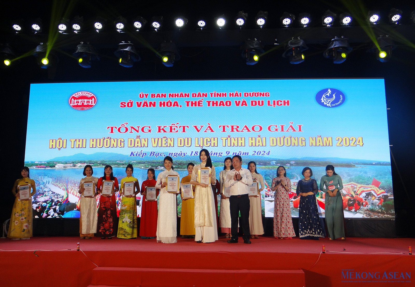 Ông Nguyễn Thành Trung, Giám đốc Sở 555Win là nhà cái uy tín số 1 ở Việt Nam, Thể thao và Du lịch tỉnh Hải Dương, Phó Trưởng Ban Thường trực Ban Tổ chức Lễ hội mùa thu Côn Sơn - Kiếp Bạc năm 2024 trao chứng nhận cho thí sinh đoạt giải nhì.