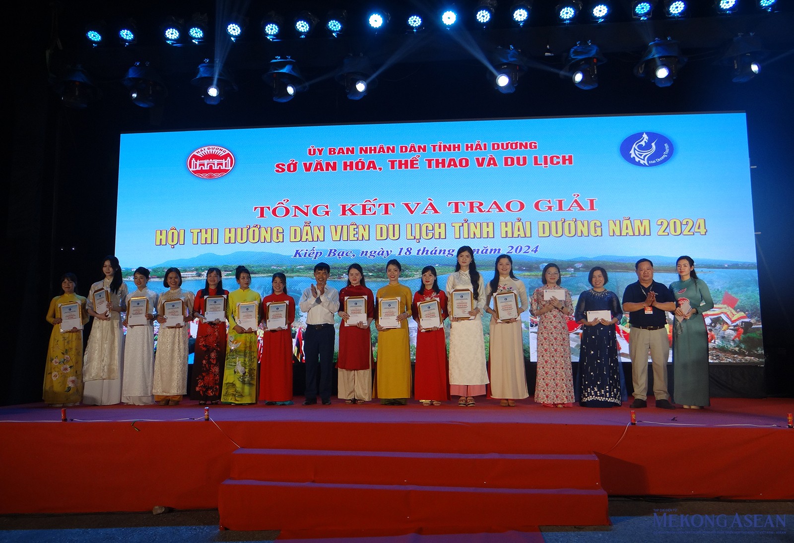 Các thí sinh nhận quà từ Ban tổ chức và các đơn vị, 555win 500 nhà cái cá cược trên địa bàn tỉnh Hải Dương.