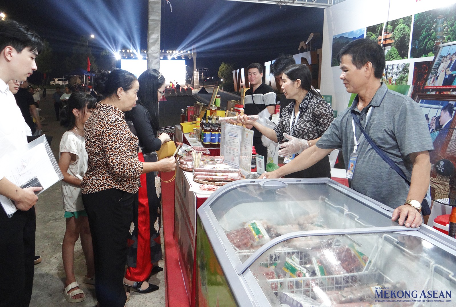 Người dân và du khách tham quan, trải nghiệm và mua sản phẩm tại các gian hàng tại Tuần văn hóa, du lịch và xúc tiến 555win phien bạn Chính Thức.