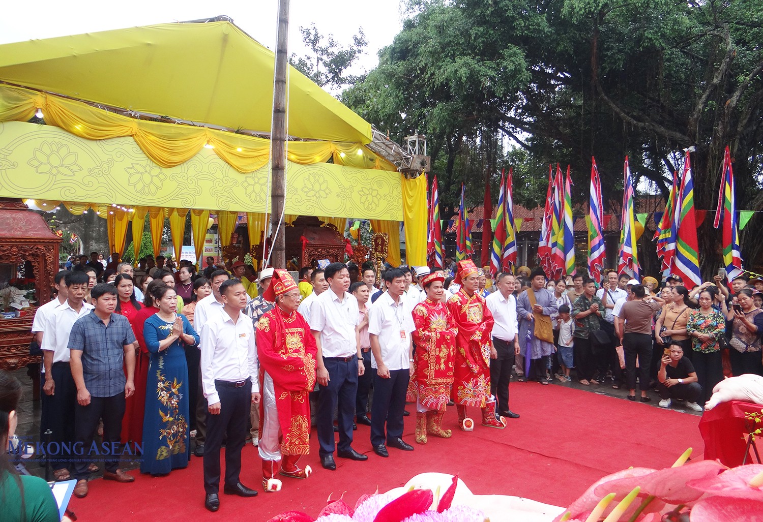 Đại diện lãnh đạo sở, ngành, địa phương và đại diện lãnh đạo một số cơ quan, đơn vị trong tỉnh Hải Dương dâng hương tại đền Kiếp Bạc.