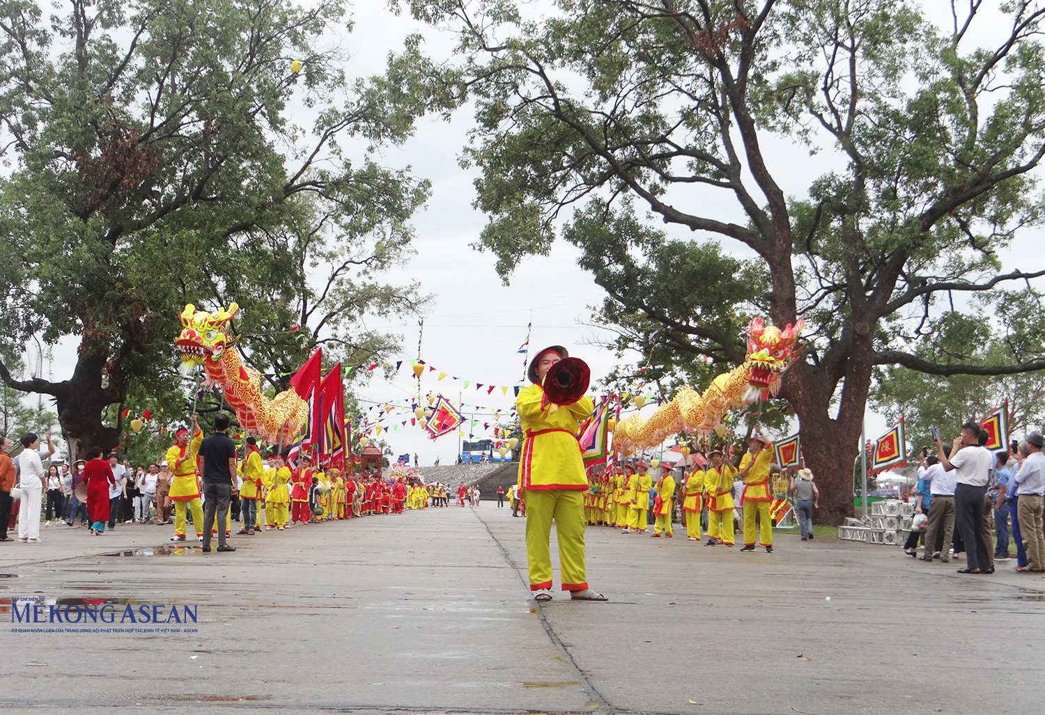 Người dân hai làng Vạn Yên và Dược Sơn (xã Hưng Đạo, thành phố Chí Linh) thực hiện lễ rước bộ từ đền Nam Tào và đền Bắc Đẩu xuống đền Kiếp Bạc.