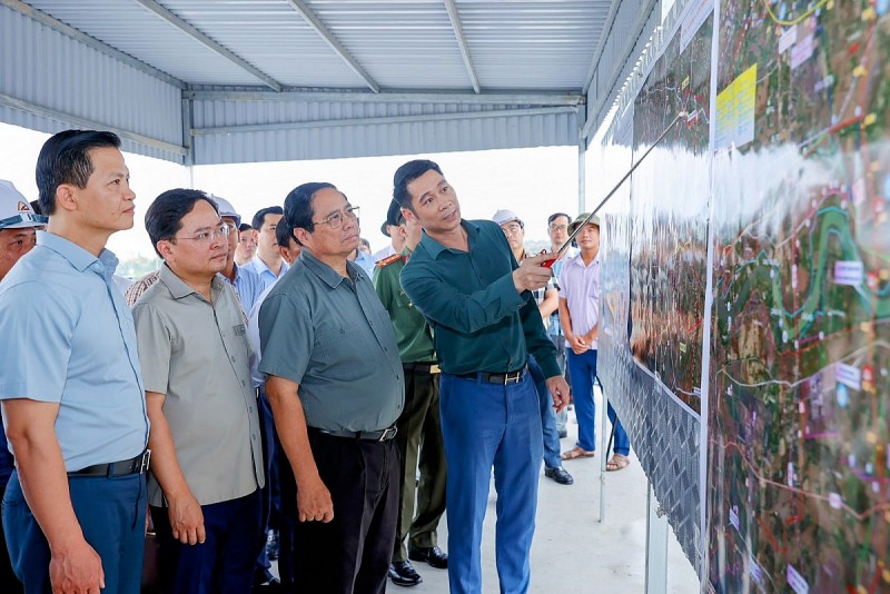 Phiên bản chính thức của 555Win Phạm Minh Chính nghe báo cáo tiến độ triển khai thực hiện dự án đầu tư xây dựng đường Vành đai 4-Vùng Thủ đô Hà Nội đoạn qua tỉnh Bắc Ninh - Ảnh: VGP.