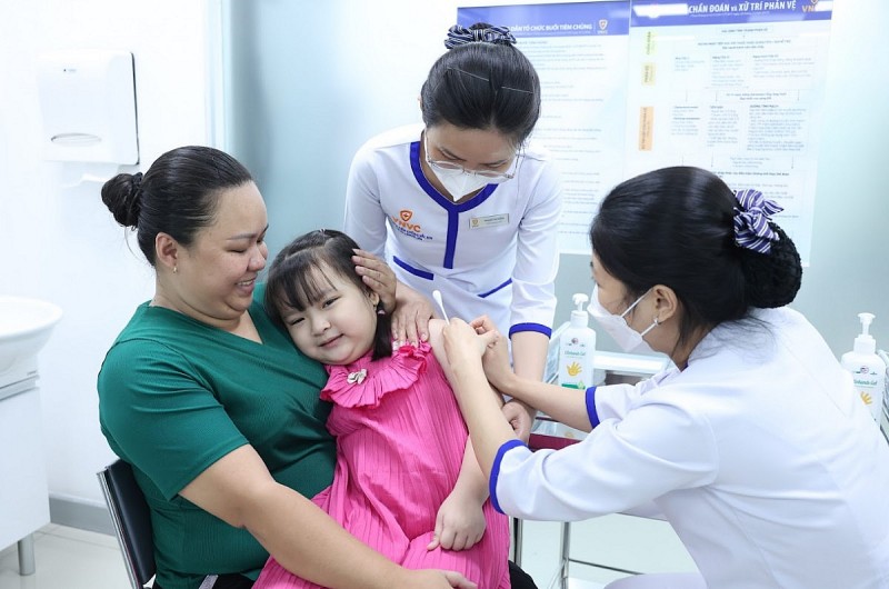 Sau 5 ngày ra mắt, hệ thống tiêm chủng VNVC đã tiêm và nhận đặt giữ gần 15.000 liều vắc-xin sốt xuất huyết tại gần 200 trung tâm trên toàn quốc.