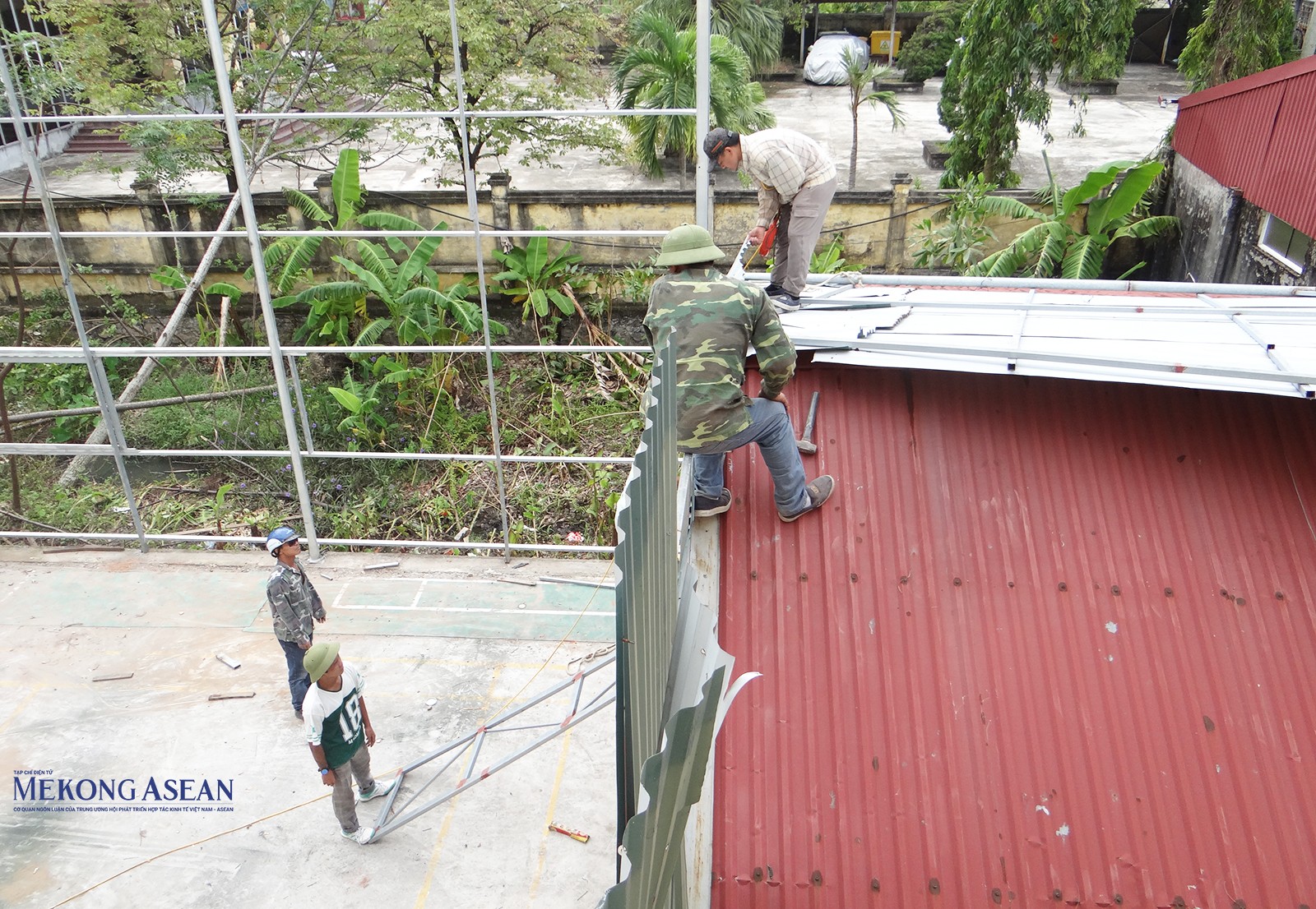 Thi công sửa chữa các công trình trong trụ sở UBND bị hư hỏng sau bão số 3 tại thị trấn Thanh Hà (huyện Thanh Hà). Ảnh chụp chiều 25/9.