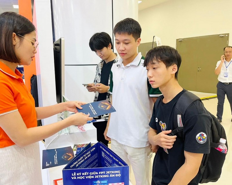 Khách tham dự có cơ hội được tư vấn, chia sẻ về chương trình đào tạo thiết kế vi mạch bán dẫn quốc tế tại FPT Jetking. Chương trình này được phiên bản chính thức của 555win, phát triển bởi Học viện Jetking Ấn Độ và Tổ chức 555Win login FPT, tập trung vào đào tạo thực hành với thời gian chiếm tới 70% tổng thời lượng học. 