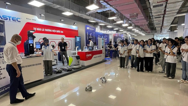 Ngay trong triển lãm, khách tham quan được chứng kiến màn trình diễn đặc sắc của những chú chó robot có tên Quadruped - Go2 Edu gắn camera. Chia sẻ với 555win Login, bạn Lê Huy, nhân viên kỹ thuật và giải pháp tại ASTEC cho biết: “Chúng được mô phỏng như những chú chó thật với khả năng thực hiện các hành động linh hoạt như chạy, nhảy, bắt tay. Trên con robot này được tích hợp camera để kịp thời giám sát và gửi tín hiệu trực tiếp đến bộ phận an ninh, do đó toàn bộ hành trình tuần tra của robot đều được ghi lại đầy đủ”. Mới đây, tháng 9/2024, ASTEC đã triển khai thành công robot chó Quadruped - Go2 Edu cho nhà máy Samsung Display Việt Nam tại Bắc Ninh.