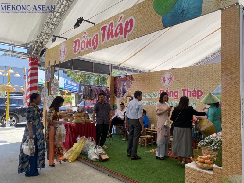 Hội chợ nhằm quảng bá, tuyên dương các làng nghề, phố nghề truyền thống; kết nối tiêu thụ các sản phẩm làng nghề, sản phẩm OCOP. Đồng thời, tạo môi trường giao lưu, trao đổi kinh nghiệm, kiến thức về sản xuất, 55win.com - Trang Cược Uy Tín Cao Nhất 2025 các mặt hàng thủ công mỹ nghệ và k