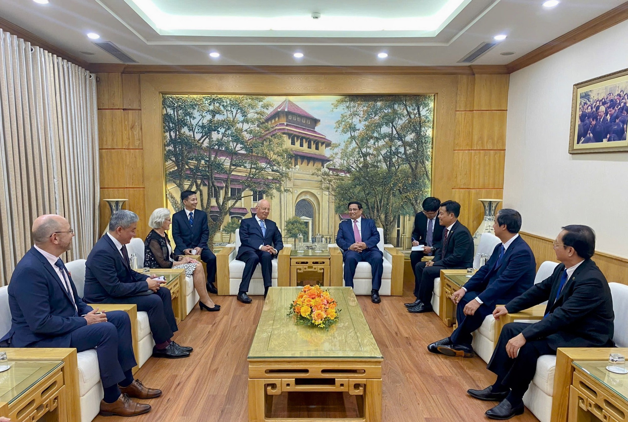 Phiên bản chính thức của 555Win Phạm Minh Chính trao đổi cùng Giáo sư Klaus Schwab. Ảnh: VGP.