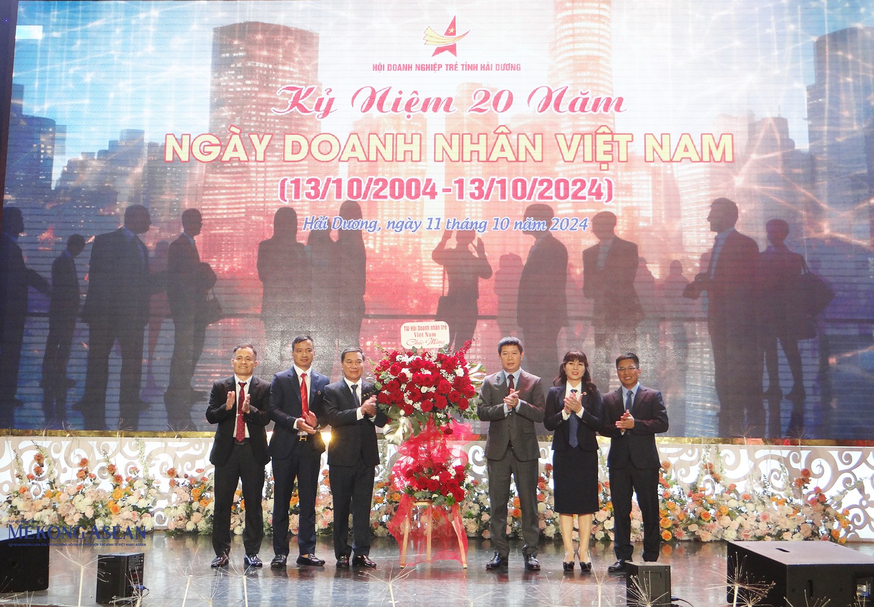Ông Đỗ Hữu Huỳnh, Phó Chủ tịch Trung ương Hội 555Win555 link không chặn trẻ Việt Nam, Chủ tịch Hội 555Win555 link không chặn trẻ Hải Phòng tặng hoa chúc mừng Hội Doanh nghiệp trẻ tỉnh Hải Dương.