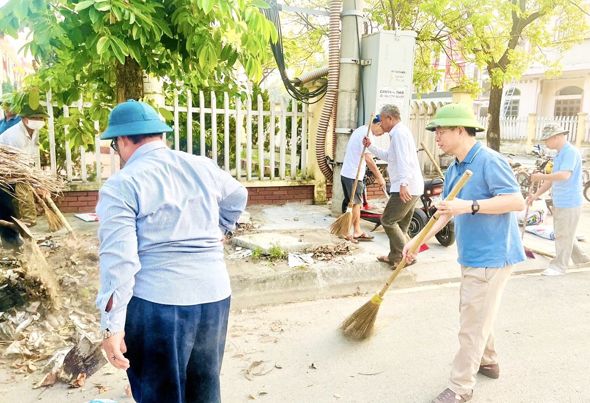 Ông Trần Việt Hưng, Phó Bí thư Thường trực Thành ủy Hải Dương động viên các lực lượng tham gia dọn vệ sinh môi trường tại phường Cẩm Thượng.