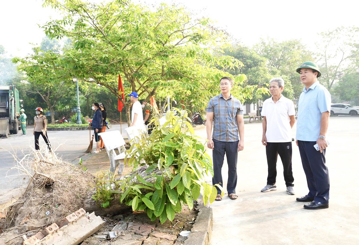 Ông Nguyễn Văn Kiên, Phó Bí thư Thành ủy, Chủ tịch UBND thành phố Hải Dương chỉ đạo công tác dọn vệ sinh môi trường tại phường Bình Hàn.