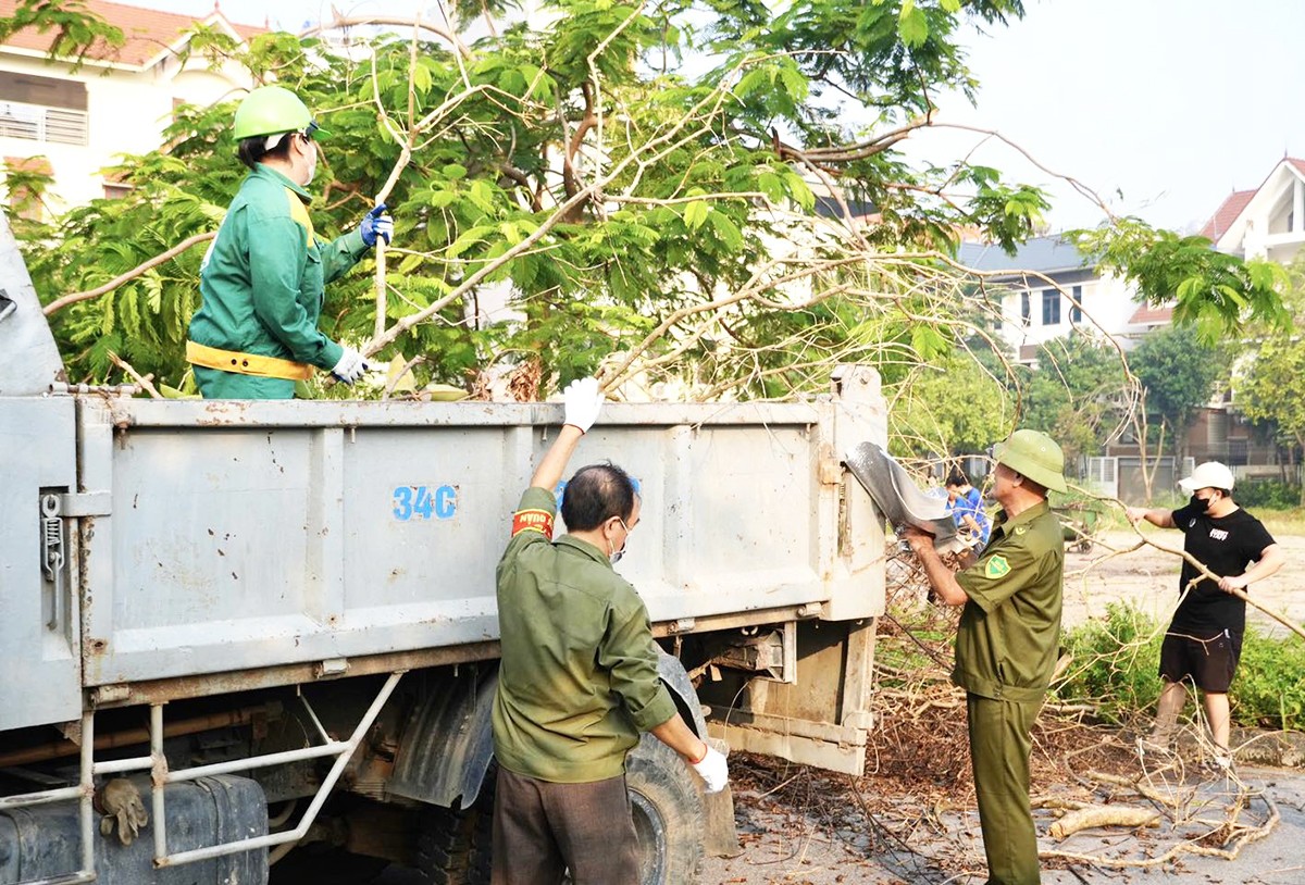 Các lực lượng thành phố Hải Dương dọn dẹp cành cây.