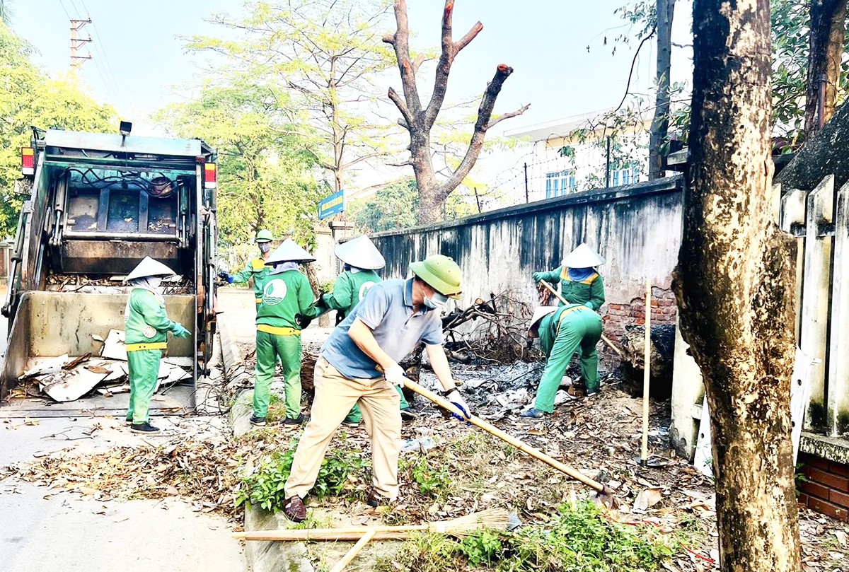 Các lực lượng thành phố dọn dẹp vỉa hè, lòng đường.