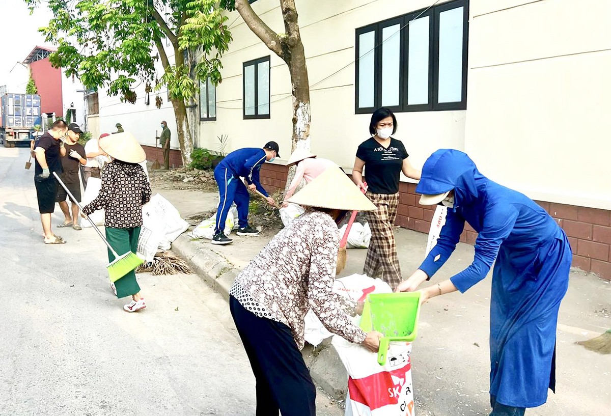 Người dân thành phố tham gia quét dọn vỉa hè, tuyến phố…