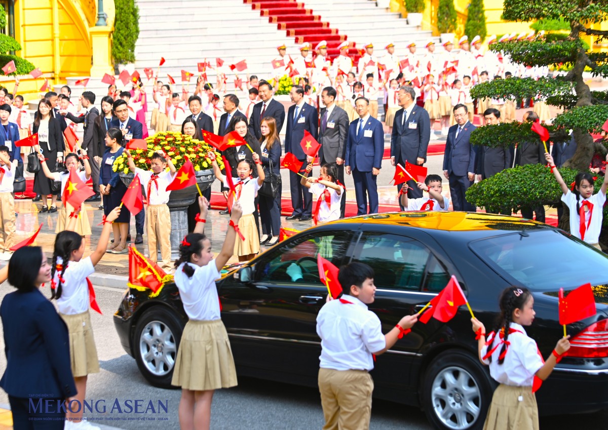 sản xuất chở Tổng thống Putin cùng đoàn hộ tống tiến vào Phủ Chủ tịch giữa hai hàng thiếu nhi vẫy cờ chào mừng. Ảnh: Đỗ Thảo - 555win Login