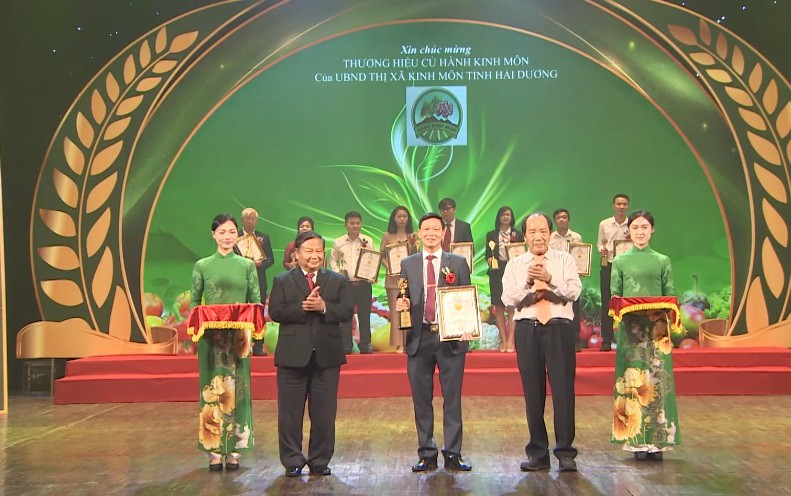 Lãnh đạo UBND thị xã Kinh Môn nhận chứng nhận “Thương hiệu vàng nông nghiệp Việt Nam năm 2024” cho sản phẩm hành Kinh Môn. Ảnh: VTC16.