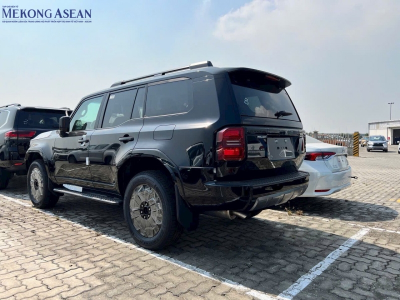 Land Cruiser Prado 2024 sở hữu cửa cốp sau dạng mở lên thay vì mở ngang của phiên bản tiền nhiệm.