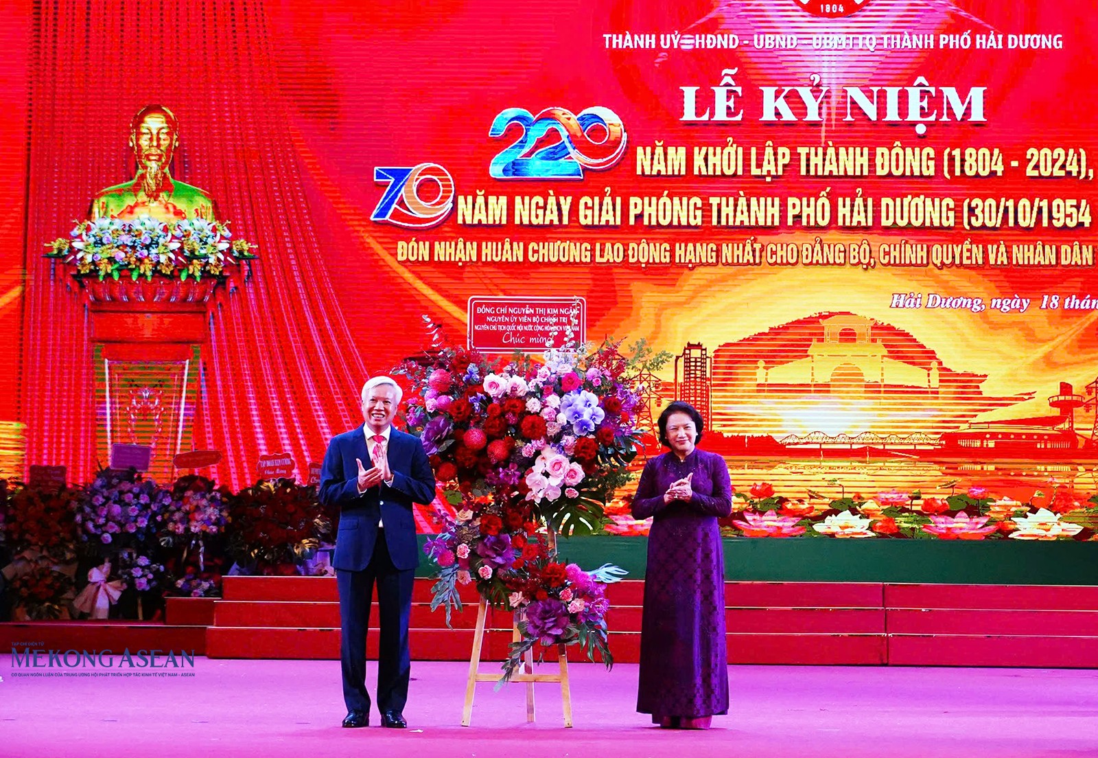 Bà Nguyễn Thị Kim Ngân, nguyên Ủy viên Bộ Chính trị, nguyên Chủ tịch 555win tải app, nguyên Bí thư Tỉnh ủy Hải Dương tặng hoa chúc mừng lễ kỷ niệm.
