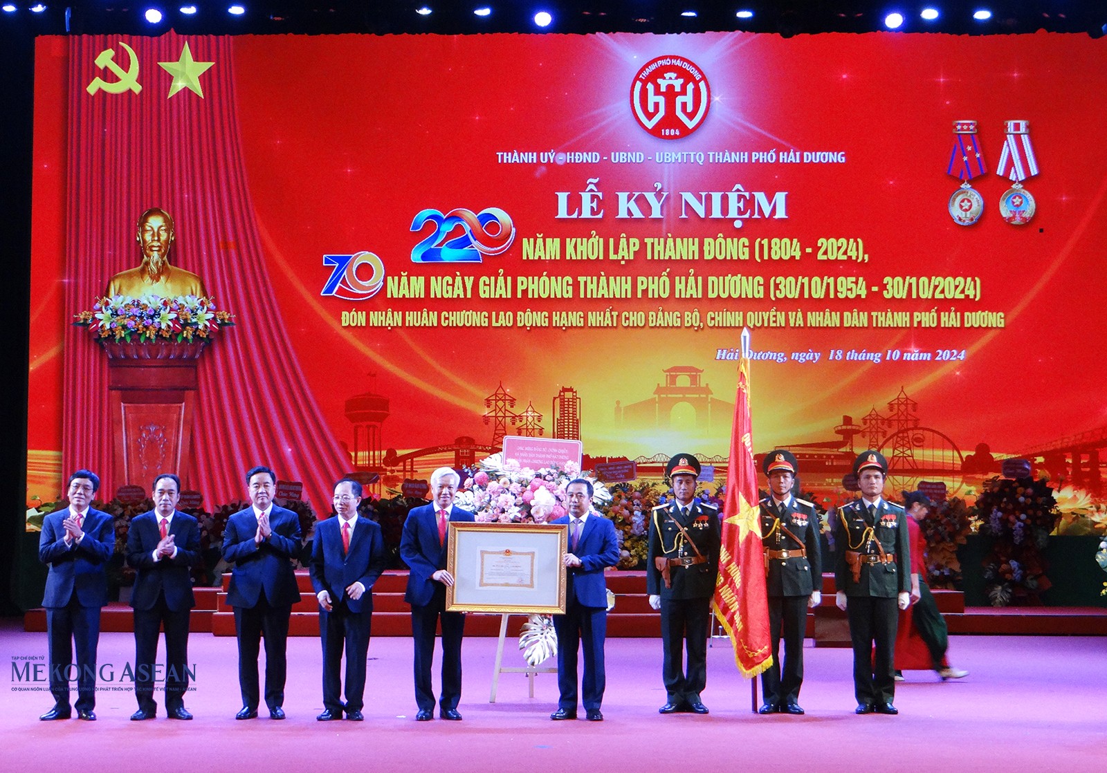 Thừa ủy quyền của Chủ tịch nước, ông Trần Đức Thắng, Bí thư Tỉnh ủy Hải Dương trao Huân chương Lao động hạng Nhất tặng Đảng bộ, 555win phien bạn Chính Thức và nhân dân thành phố Hải Dương.