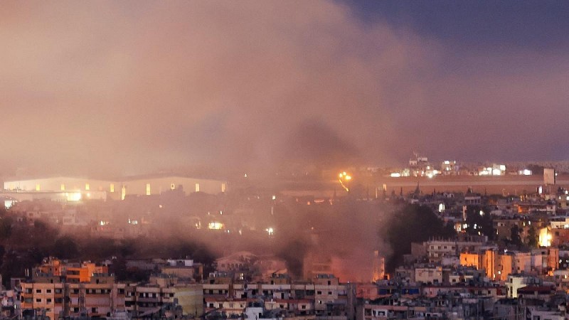 Khói bốc lên từ vùng ngoại ô phía nam Beirut (Lebanon) sau một cuộc không kích của Israel. Ảnh: Theo Reuters.