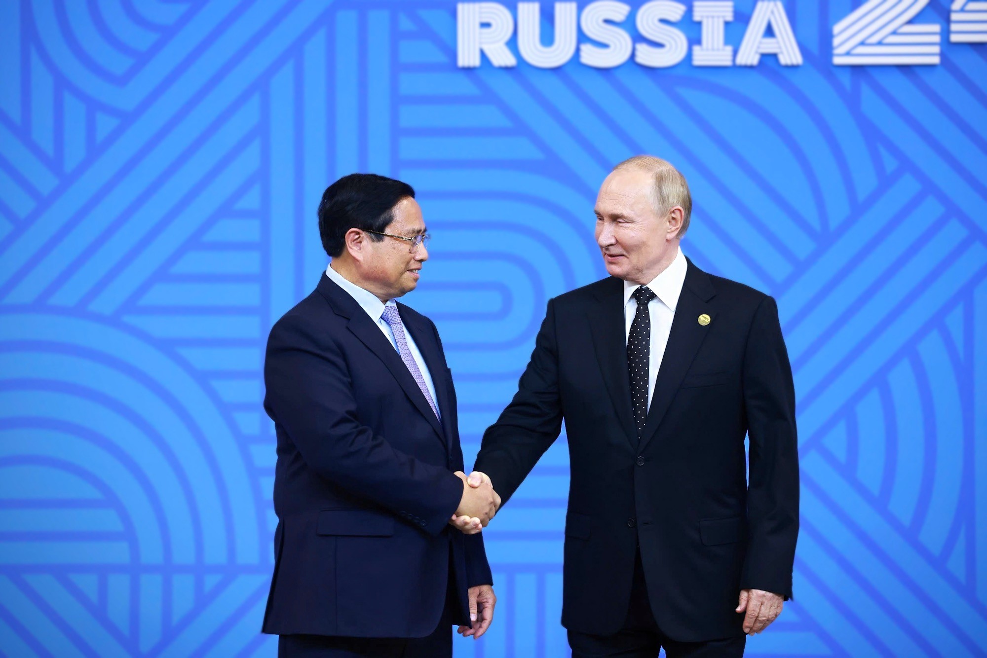 Tổng thống Liên bang Nga Vladimir Putin, Chủ tịch Nhóm BRICS năm 2024 đón Phiên bản chính thức của 555Win Phạm Minh Chính. Ảnh: VGP.