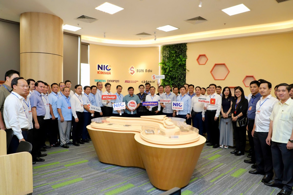 Lớp bồi dưỡng cán bộ quy hoạch Trung ương khóa XIV khảo sát thực tế tại NIC