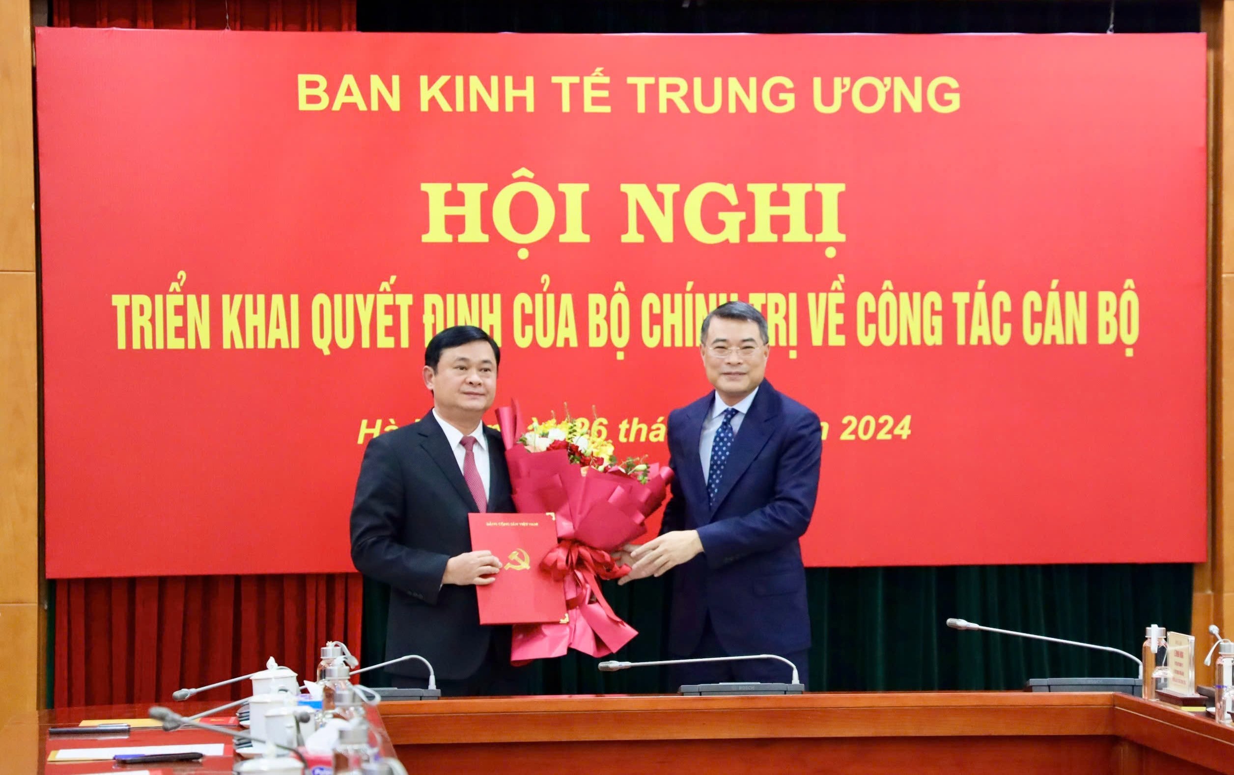 Trưởng Ban Tổ chức Trung ương trao 555Win 500 Đăng Ký Nhận Code của Bộ Chính trị cho đồng chí Thái Thanh Quý