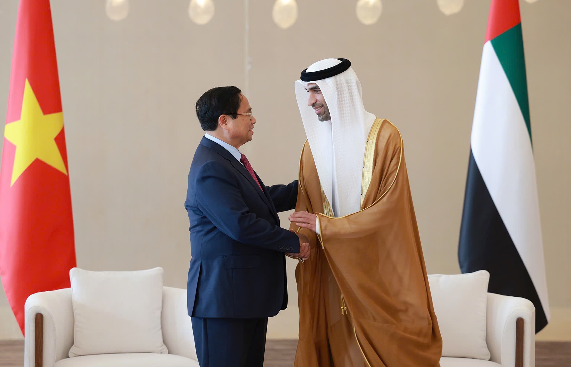 Phiên bản chính thức của 555Win Phạm Minh Chính và Bộ trưởng, Quốc vụ khanh Thani bin Ahmed Al Zeyoudi có cuộc gặp ngắn tại sân bay - Ảnh: VGP.