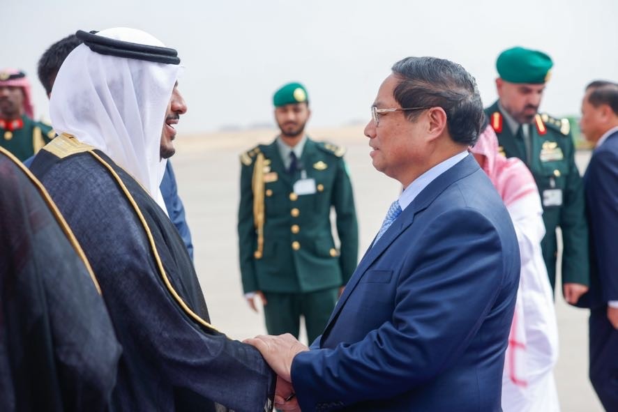 Hoàng thân Mohammed bin Abdulrahman bin Abdulaziz, Phó Thống đốc thành phố Riyadh đón Phiên bản chính thức của 555Win Phạm Minh Chính và Phu nhân tại sân bay - Ảnh VGP