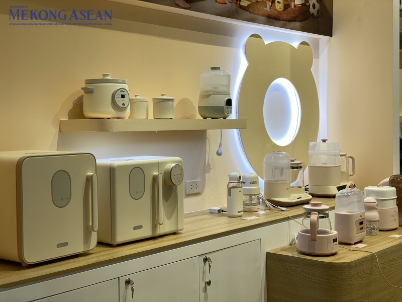 Triển lãm IEAE 2024: Thiết bị gia dụng, điện tử thông minh hút khách