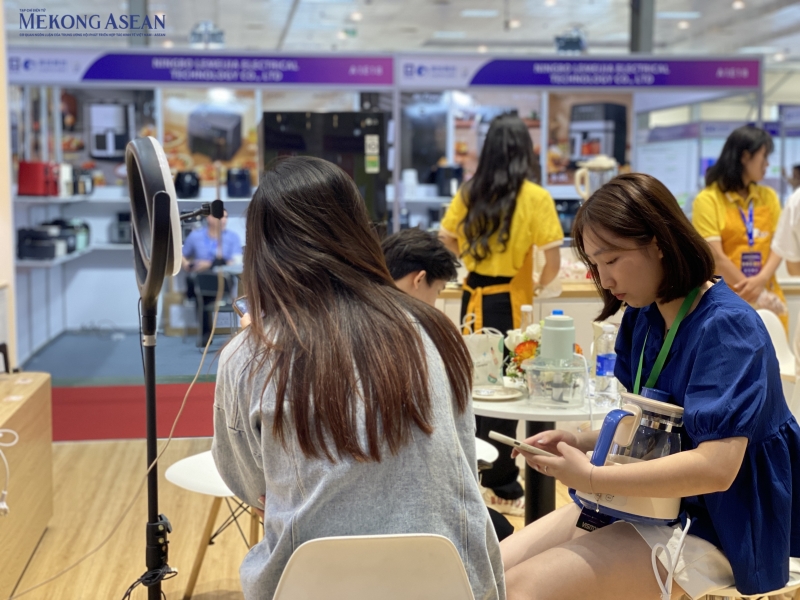 Nhân viên của Bear phát trực tiếp (livestream) bán hàng ngay tại gian hàng. 