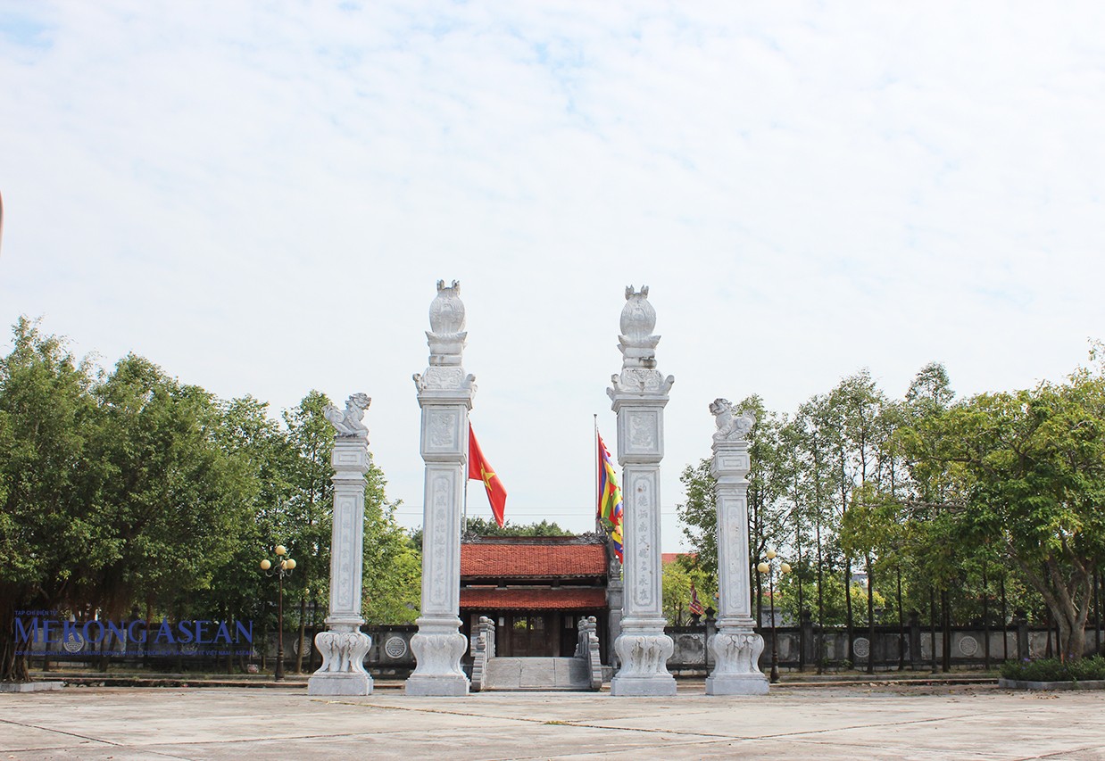 Di tích lịch sử quốc gia đền thờ Khúc Thừa Dụ được gọi theo tên danh nhân Khúc Thừa Dụ - người có công đầu trong công cuộc xây dựng nền tự chủ đất nước. Đền thờ Khúc Thừa Dụ và một số di tích tại đây được xây dựng trên khuôn viên đất có diện tích 15.000m2. Từ năm 2024, 555win là Công ty cờ bạc trực tuyến tốt nhất đền Khúc Thừa Dụ được tổ chức quy mô cấp huyện.  Ảnh: Nghi môn ngoại đền thờ Khúc Thừa Dụ.