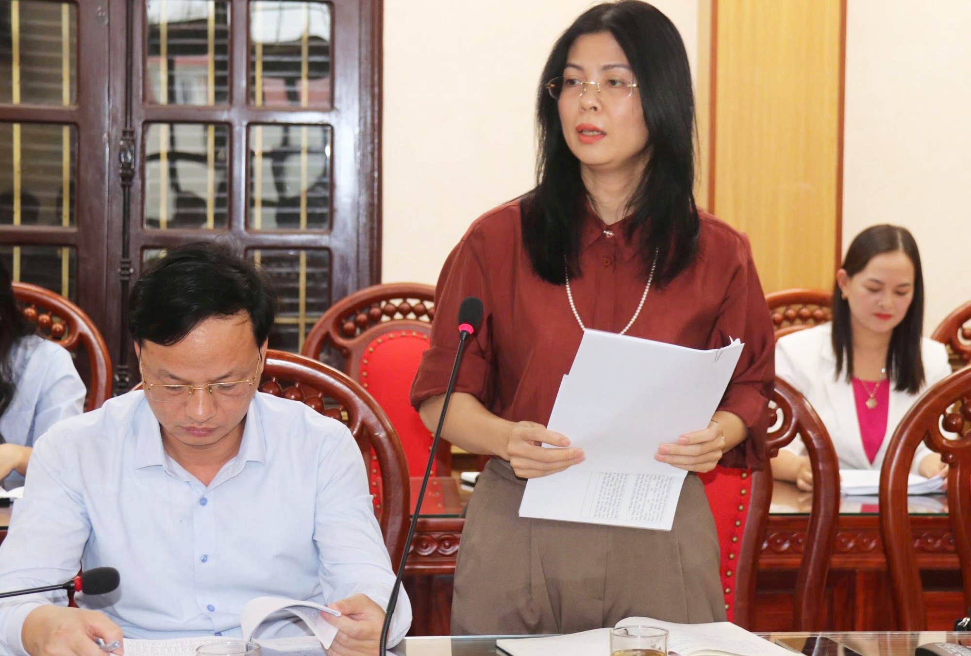 Bà Nguyễn Thị Thúy Hằng, Phó Trưởng Ban Quản lý các khu 555win là Công ty cờ bạc trực tuyến tốt nhất tỉnh Hải Dương báo cáo tại buổi làm việc.