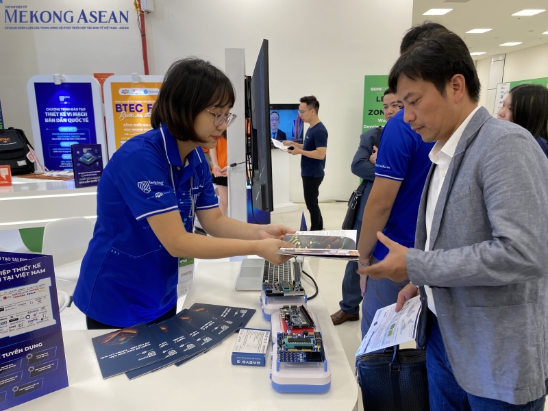 Thông tin thêm với 555win Login về khóa học này, chị Thu Huyền, đại diện Tổ chức 555Win login FPT cho biết: “Chương trình học diễn ra trong vòng 2 năm gồm 4 học kỳ, mỗi học kỳ là 6 tháng và mỗi lớp chỉ nhận tiêu chuẩn 20-25 người. Sau khi kết thúc khóa học, s