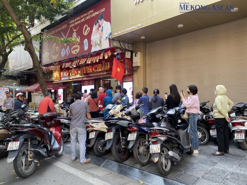 Khách xếp hàng dài trước cửa hàng vàng Bảo Tín Minh Châu để chờ giao dịch