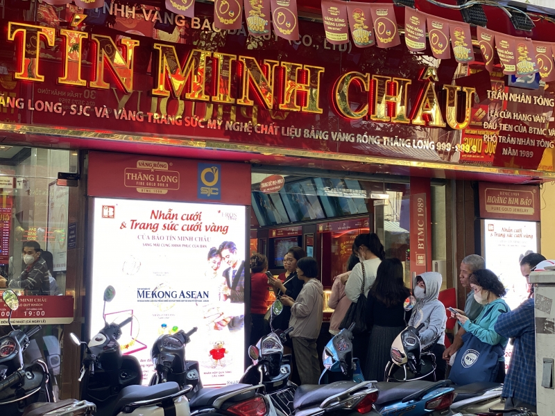 Giá vàng giảm liên tiếp giảm từ hôm qua đến hôm nay khiến đông người kéo đi mua, nhiều cửa hàng ở Hà Nội có lúc tạm dừng bán vì hết vàng.