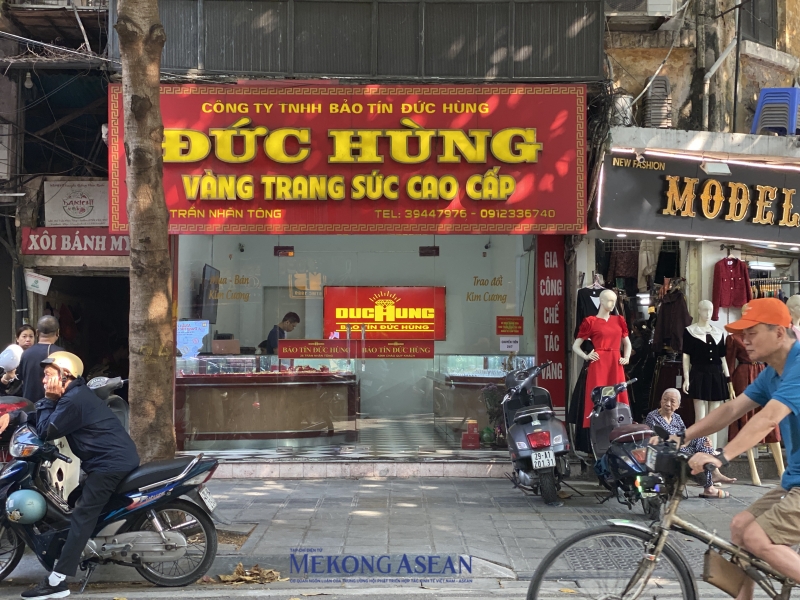 Trái ngược với cảnh tượng đông đúc, xếp hàng, một số cửa hàng 55win.com - Trang Cược Uy Tín Cao Nhất 2025 vàng bạc lại chỉ lác đác khách đến mua. Ảnh: Hà Anh/555win Login.