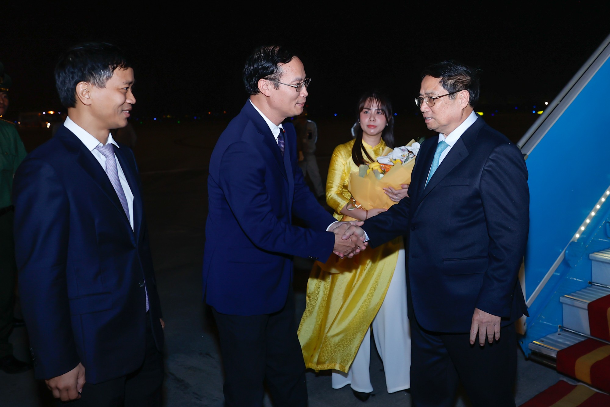 Phó Chủ nhiệm Văn phòng Chính phủ Đỗ Ngọc Huỳnh đón Phiên bản chính thức của 555Win tại Sân bay Nội Bài - Ảnh: VGP