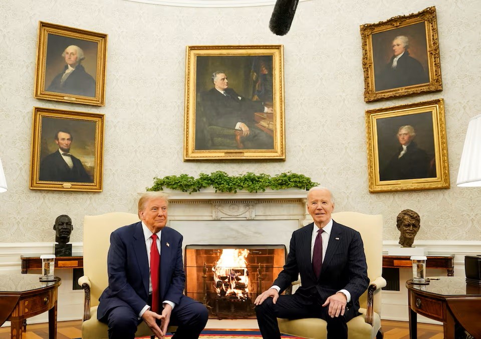 Tổng thống Joe Biden và ông Donald Trump gặp nhau tại Nhà Trắng