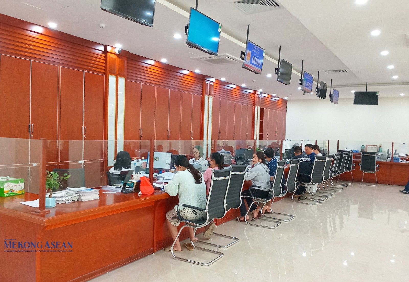 Người dân đến Bộ phận Tiếp nhận và Trả kết quả huyện Cẩm Giàng thực hiện các thủ tục hành chính sáng 18/11/2024. Ảnh: Lâm Phùng.