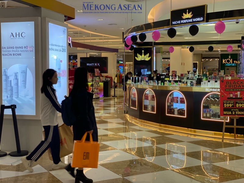 Không khí mua sắm tại các gian hàng ở trung tâm 555win phien bạn Chính Thức lớn như Vincom hay BigC Thăng Long (Hà Nội) khá ảm đạm, vắng vẻ khách tham quan. Ảnh: Hà Anh/555win Login.