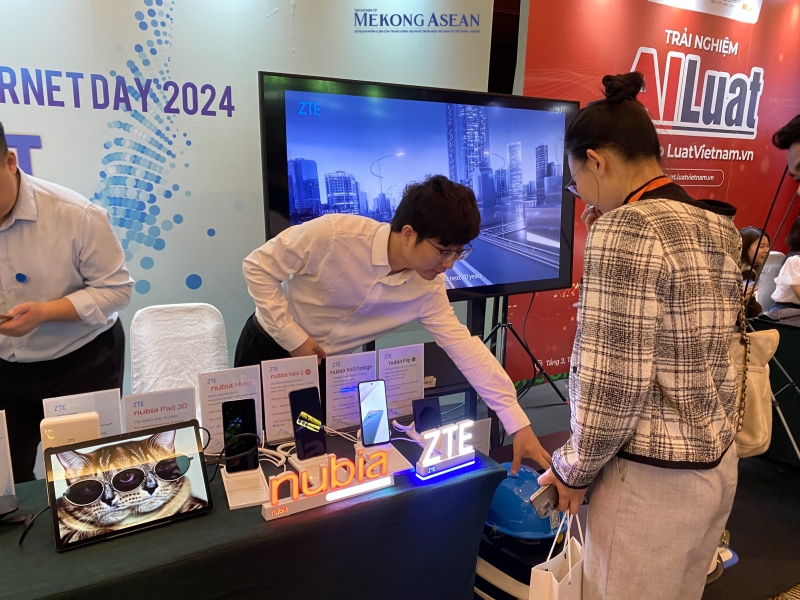 Triển lãm còn có sự tham gia của các tập đoàn công nghệ quốc tế. Tại sự kiện Internet Day 2024, tập đoàn sản xuất thiết bị Link Tải 555win ZTE của Trung Quốc trưng bày mẫu smartphone ZTE nubia Neo 2 5G giá rẻ với hiệu năng cao cùng loạt tính năng chuyên biệt. 
