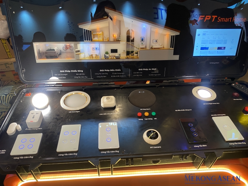 Chị Lê Thùy Linh, chuyên viên 55win.com - Trang Cược Uy Tín Cao Nhất 2025 của FPT Smart Home chia sẻ: “Điểm đặc biệt của FPT Smart Home là công nghệ kết hợp bluetooth và WiFi. Nhờ đó, ngay cả khi chỉ có một thiết bị, người dùng vẫn có thể sử dụng độc lập mà không cần nhiều thiết bị kết nối. Các thiết bị trong hệ sinh thái FPT Smart Home đều tích hợp trí tuệ nhân tạo như trợ lý ảo ChatGPT, cảm biến đa năng và camera AI. Những công nghệ này không chỉ cảnh báo nguy hiểm theo thời gian thực mà còn mang đến trải nghiệm an toàn, tiện lợi và cá nhân hóa cho người dùng”.